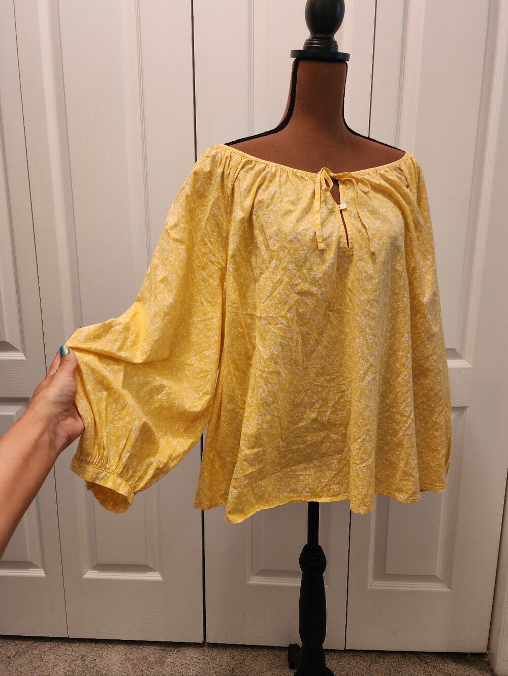 Universal Thread Yellow / WhIte Floral Print Butter Mom Peasant Top